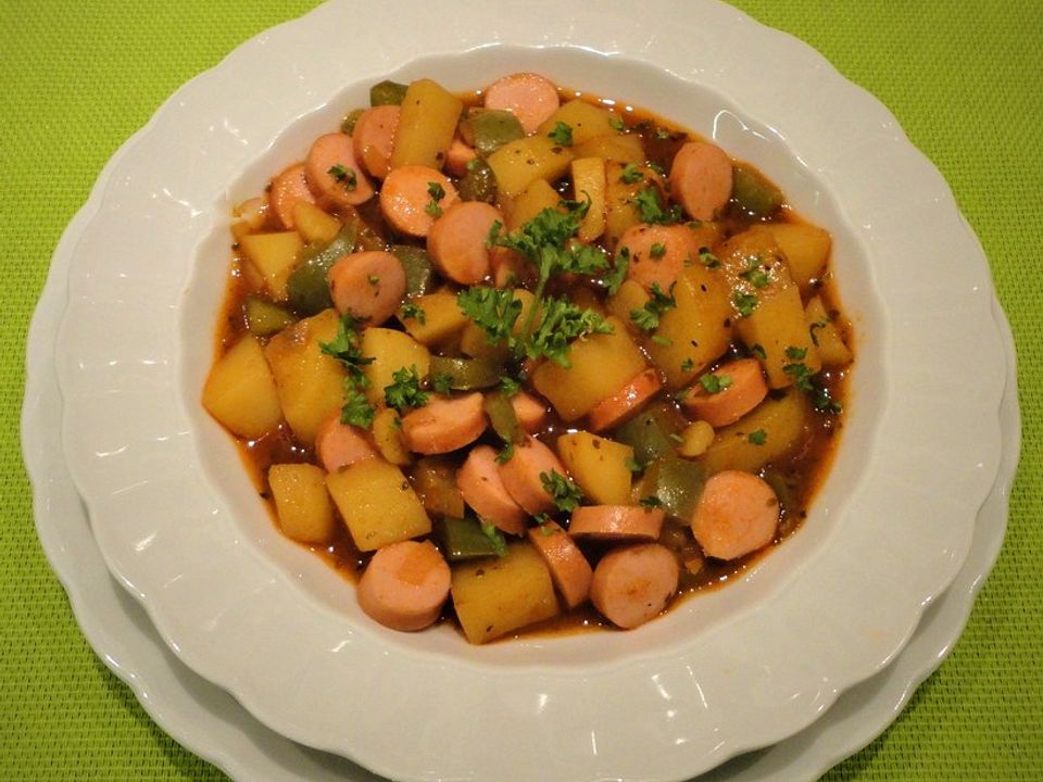 Kartoffelgulasch mit Wiener Würstchen von Nudili | Chefkoch