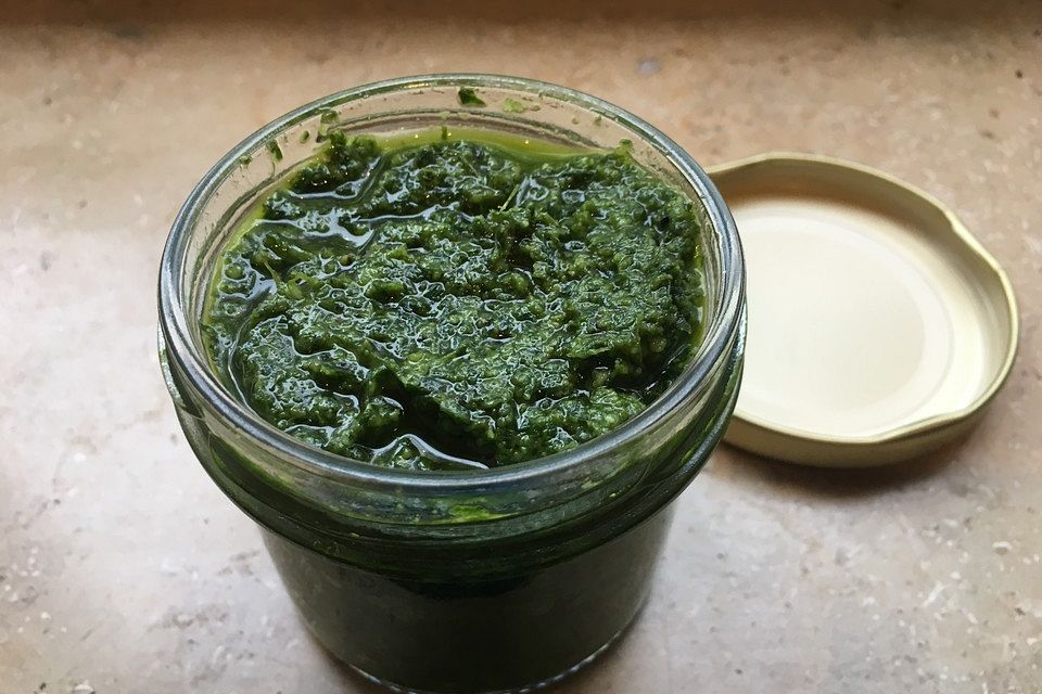 Pesto aus Möhrengrün