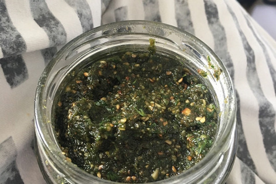 Pesto aus Möhrengrün