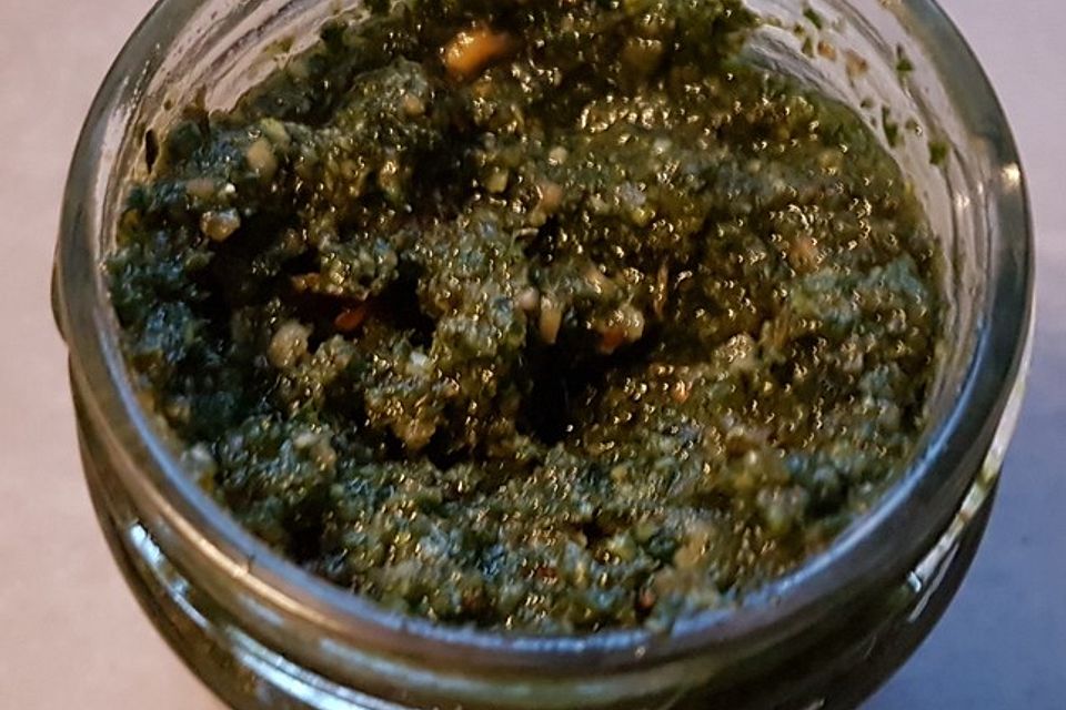 Pesto aus Möhrengrün