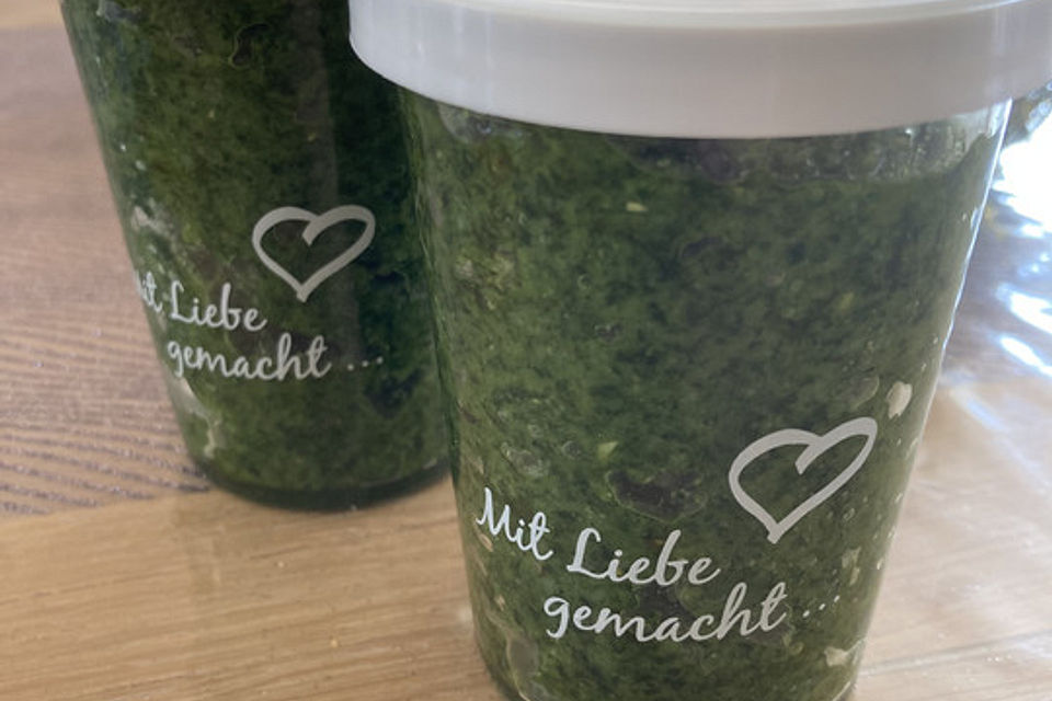 Pesto aus Möhrengrün