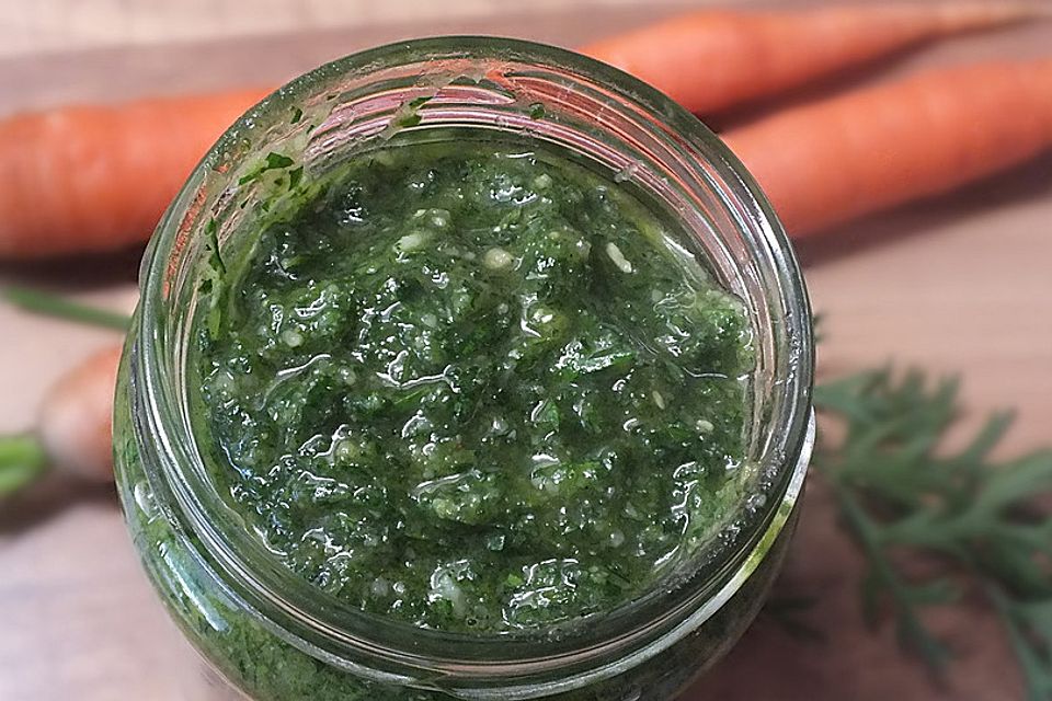 Pesto aus Möhrengrün