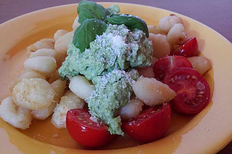 Gebratene Gnocchi mit Avocado-Pesto