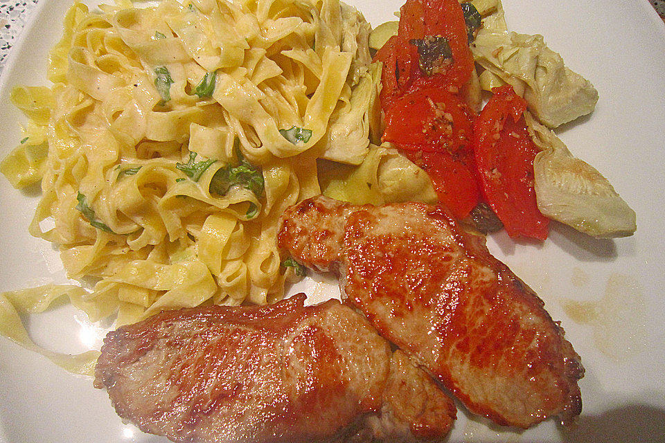 Mediterranes Kalbsrückensteak mit Artischockenböden und Tomatenwürfeln