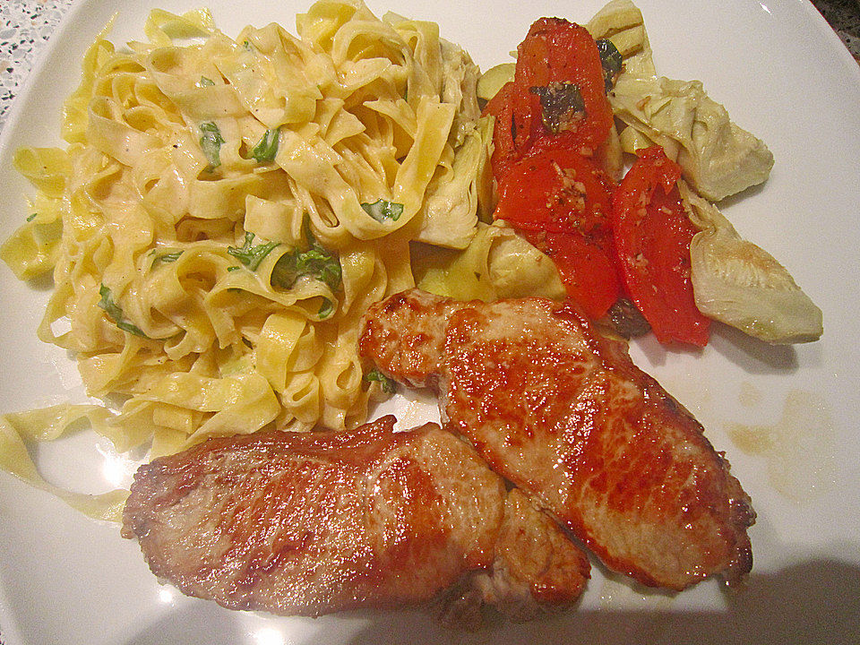 Mediterranes Kalbsrückensteak mit Artischockenböden und Tomatenwürfeln ...