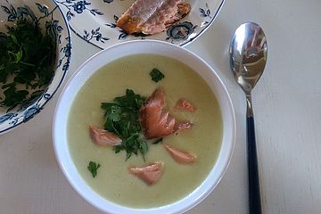Petersilienwurzelsüppchen mit grünem Blumenkohl und Stremellachs-Topping