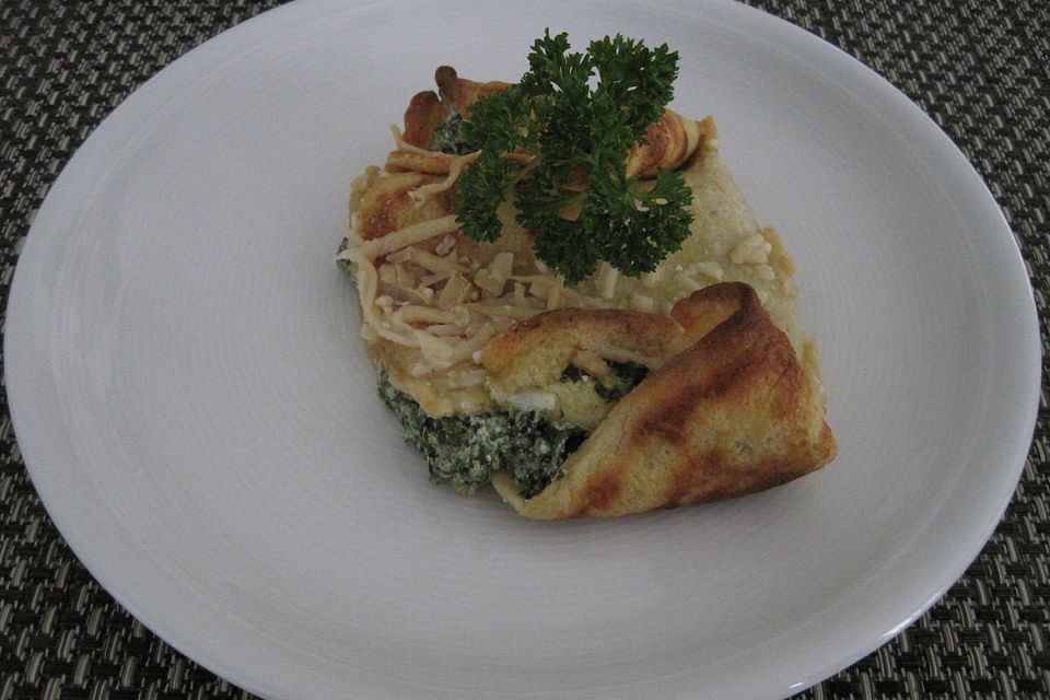 Crespelle mit Spinat und Ricotta gefüllt