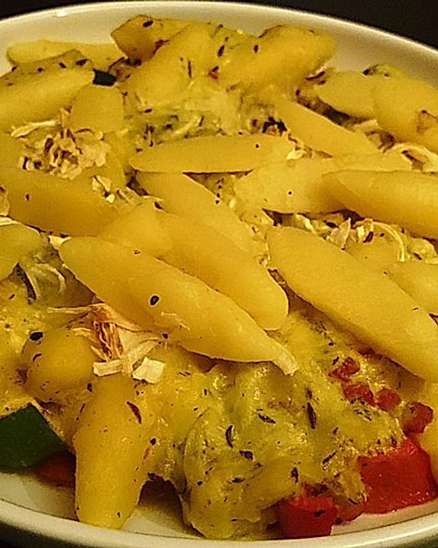 Bunter Schupfnudelauflauf mit Paprika, Zucchini, Feta und Speck