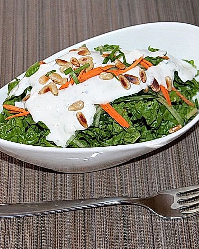 Mangoldsalat mit Gurken- und Karotten-Julienne in Joghurtdressing