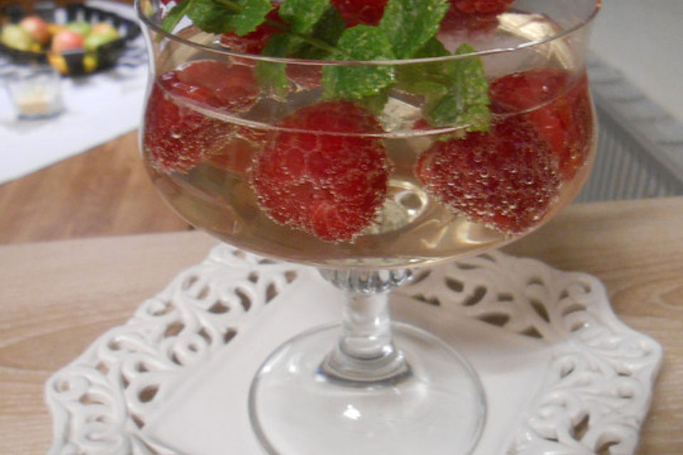 Aperitif mit Himbeeren