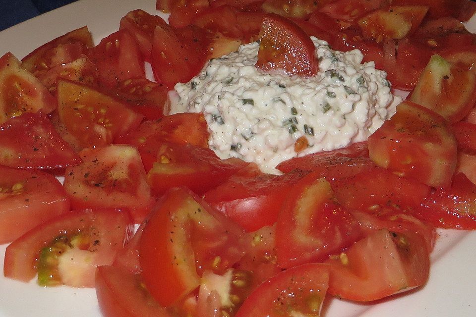 Tomaten-Carpaccio mit körnigem Frischkäse und Frühlingszwiebeln