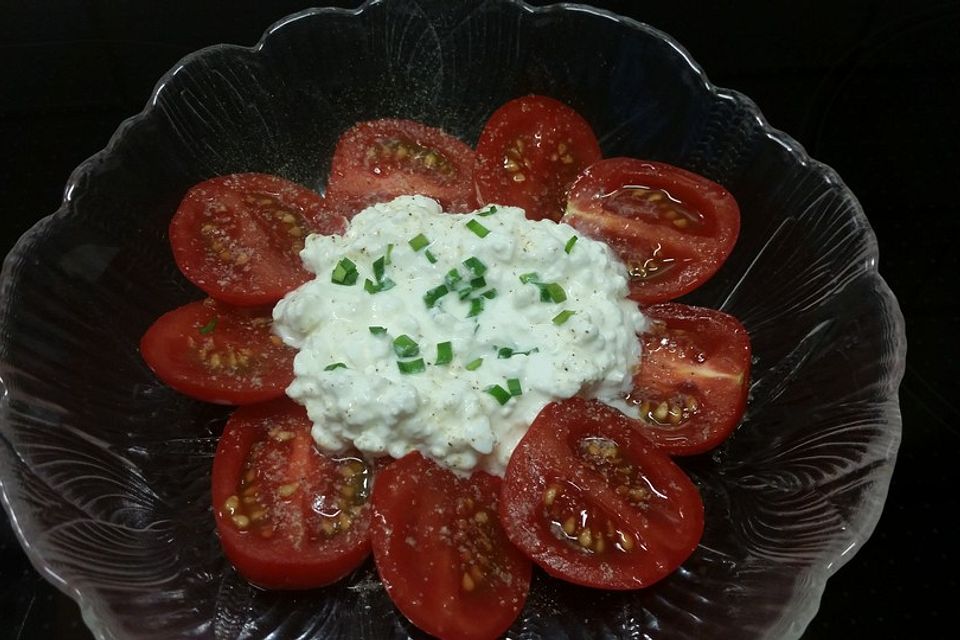 Tomaten-Carpaccio mit körnigem Frischkäse und Frühlingszwiebeln