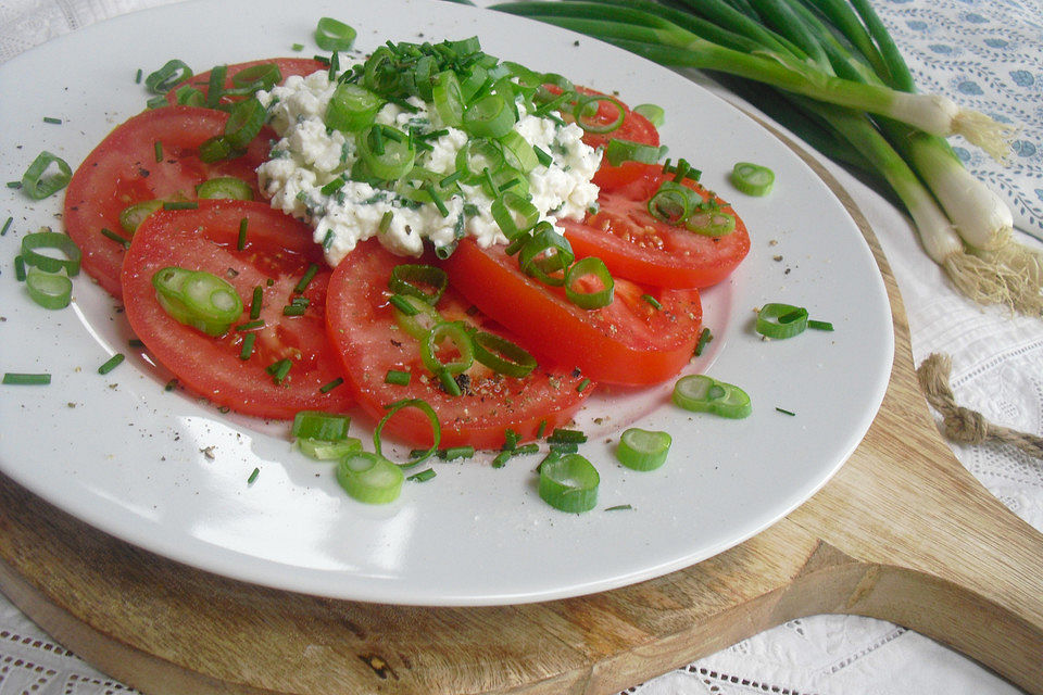 Tomaten-Carpaccio mit körnigem Frischkäse und Frühlingszwiebeln