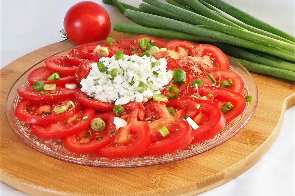 Tomaten-Carpaccio mit körnigem Frischkäse und Frühlingszwiebeln