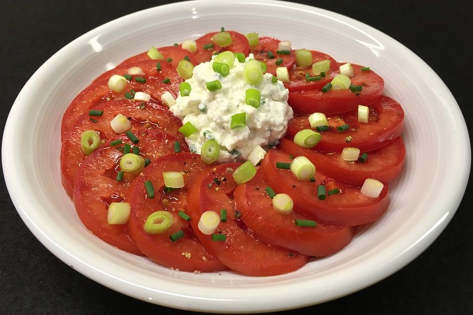 Tomaten-Carpaccio mit körnigem Frischkäse und Frühlingszwiebeln