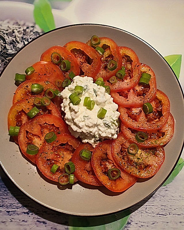 Tomaten-Carpaccio mit körnigem Frischkäse und Frühlingszwiebeln