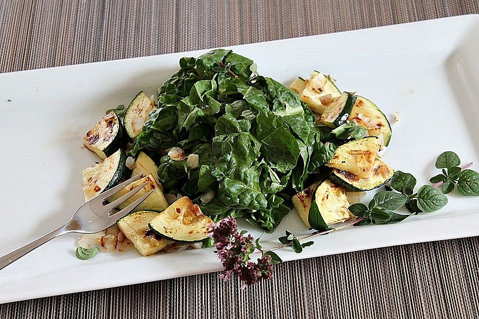 Mangoldsalat mit gebratenen Zucchini und Röstzwiebeln