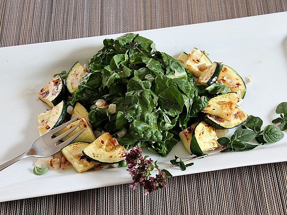 Mangoldsalat mit gebratenen Zucchini und Röstzwiebeln von patty89| Chefkoch