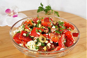 Paprika-Feta-Salat  mit Knoblauch und Oliven