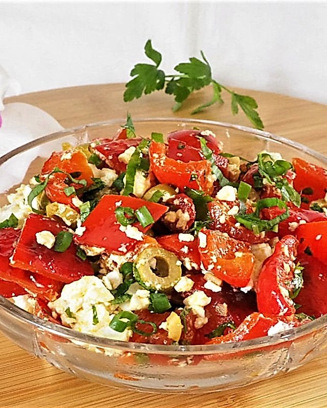 Paprika-Feta-Salat  mit Knoblauch und Oliven