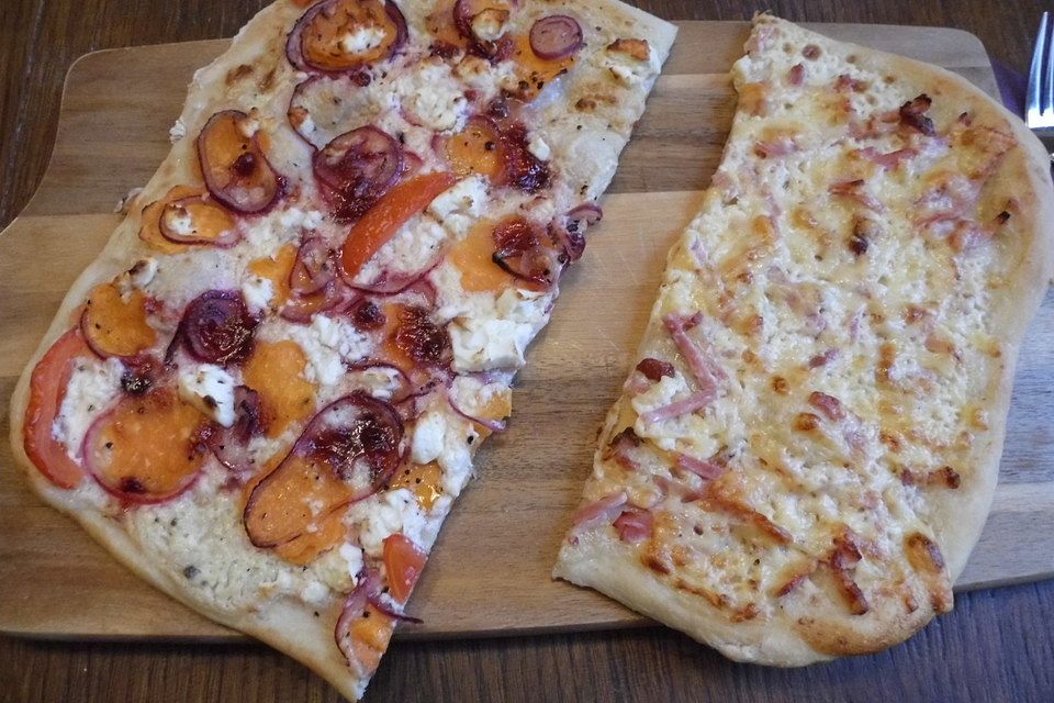 Flammkuchen mit Süßkartoffeln und roten Zwiebeln