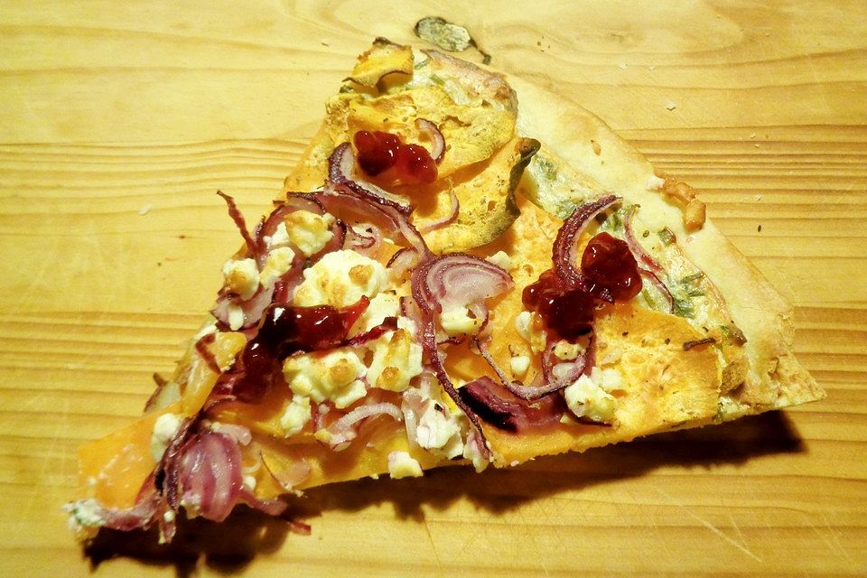 Flammkuchen mit Süßkartoffeln und roten Zwiebeln