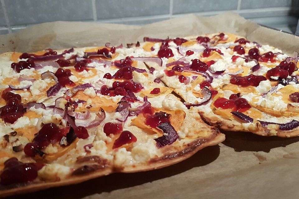 Flammkuchen mit Süßkartoffeln und roten Zwiebeln