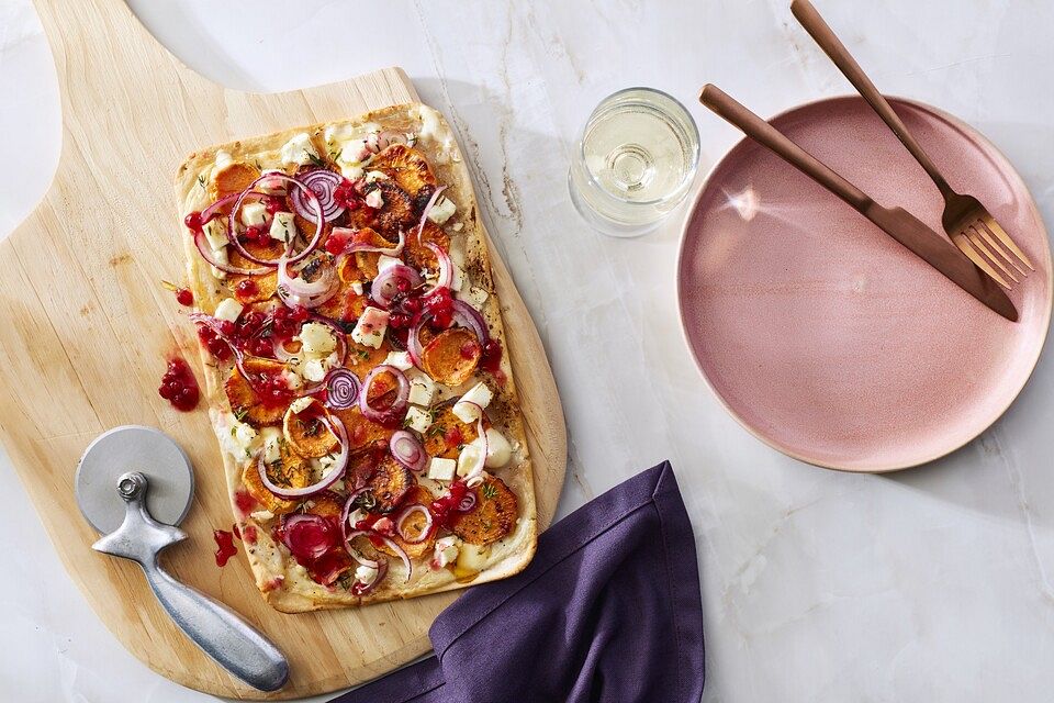 Flammkuchen mit Süßkartoffeln und roten Zwiebeln