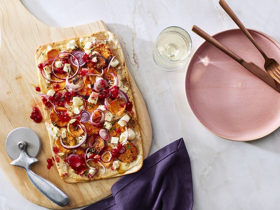 Flammkuchen mit Süßkartoffeln und roten Zwiebeln