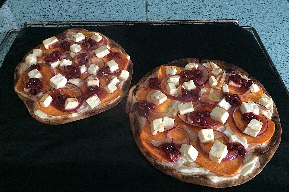 Flammkuchen mit Süßkartoffeln und roten Zwiebeln