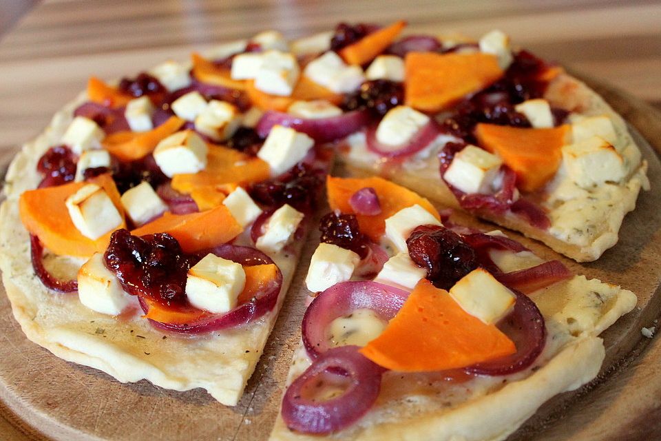 Flammkuchen mit Süßkartoffeln und roten Zwiebeln