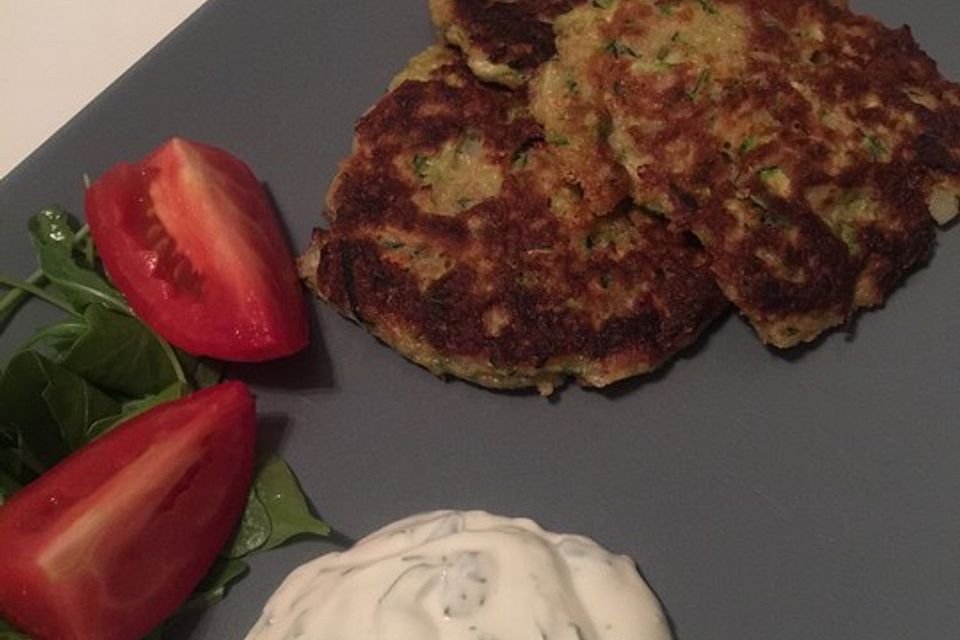 Zucchini - Puffer mit Kräutersoße