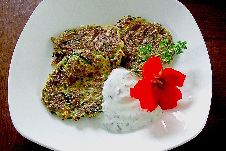 Zucchini - Puffer mit Kräutersoße