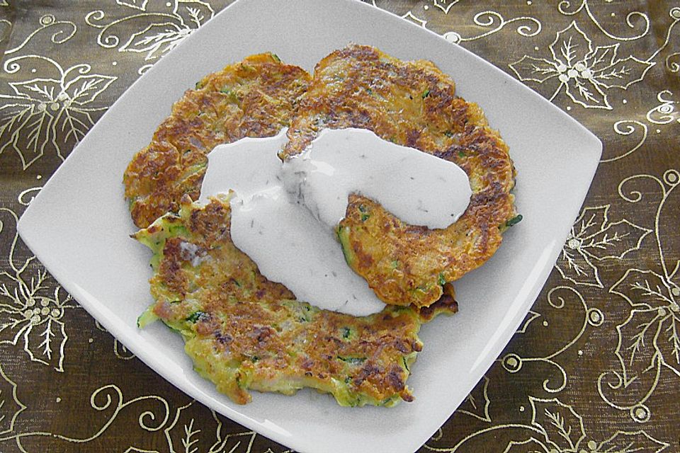 Zucchini - Puffer mit Kräutersoße