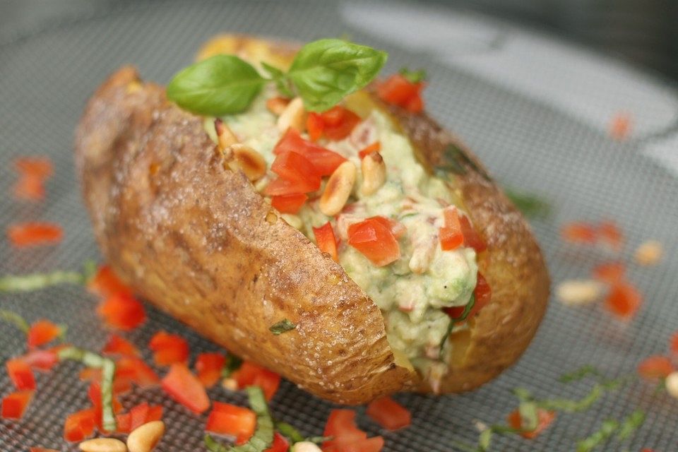 Ofenkartoffeln mit Avocado-Tomaten-Paprikacreme