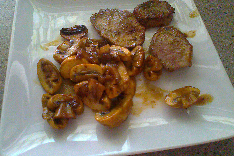 Schweinefilets mit Knoblauch-Balsamico-Champignons