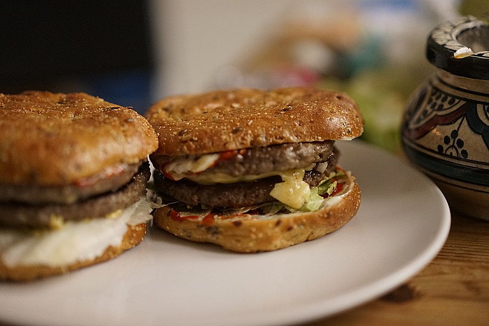 Sriracha-Bacon-Double-Cheeseburger, der weltbeste Low Carb Burger/Fitnessburger