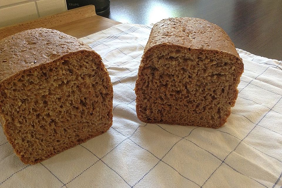 Vollkornbrot mit Roggenschrot und Dinkelmehl