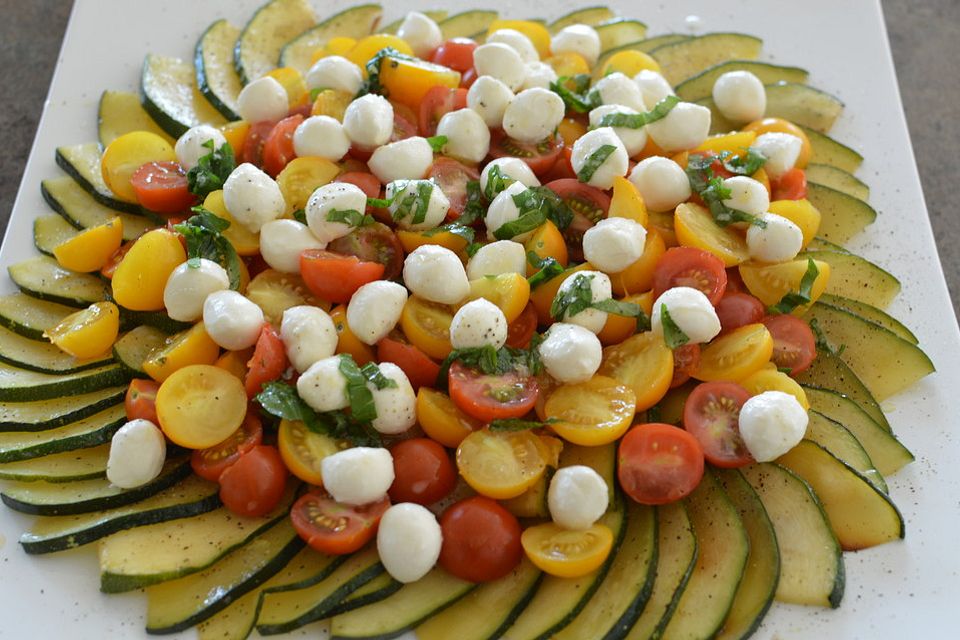 Zucchini-Carpaccio mit Tomaten-Mozzarella-Salat und Pinienkernen