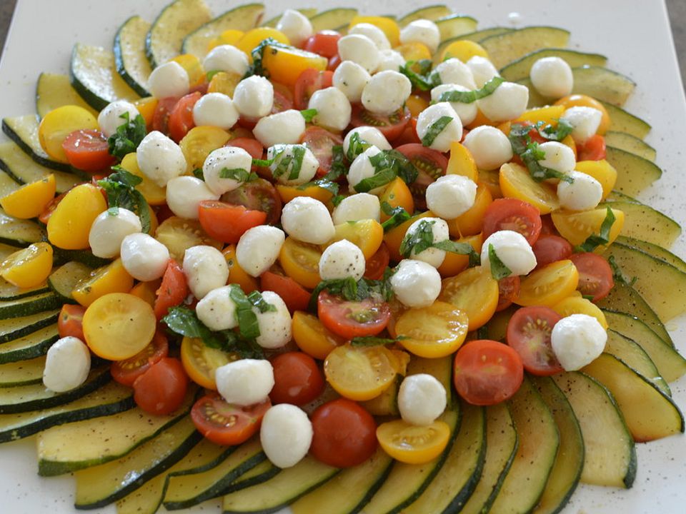 Zucchini-Carpaccio mit Tomaten-Mozzarella-Salat und Pinienkernen von ...
