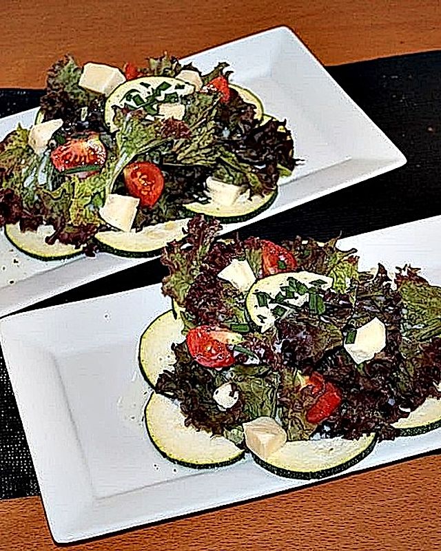 Pflücksalat mit Zucchini, Tomate und Mozzarella