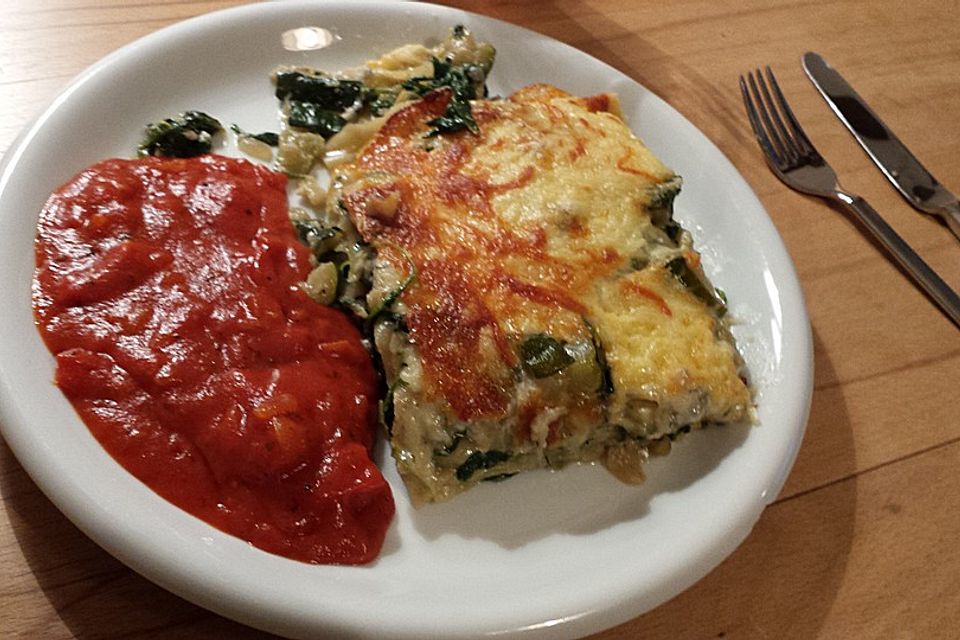 Spinat-Zucchini-Gorgonzola-Lasagne mit Tomatensauce