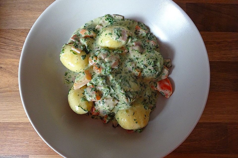 Gefüllte Gnocchi mit Gemüse-Sahne-Sauce und Schinken