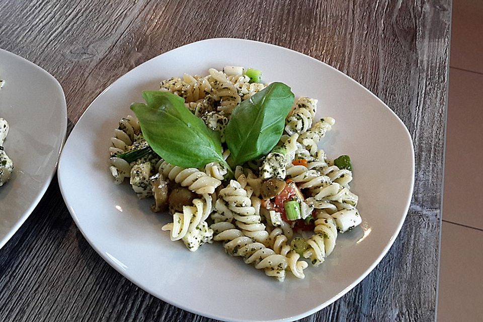 Nudeln mit Pesto, Schafskäse, Oliven und Tomaten