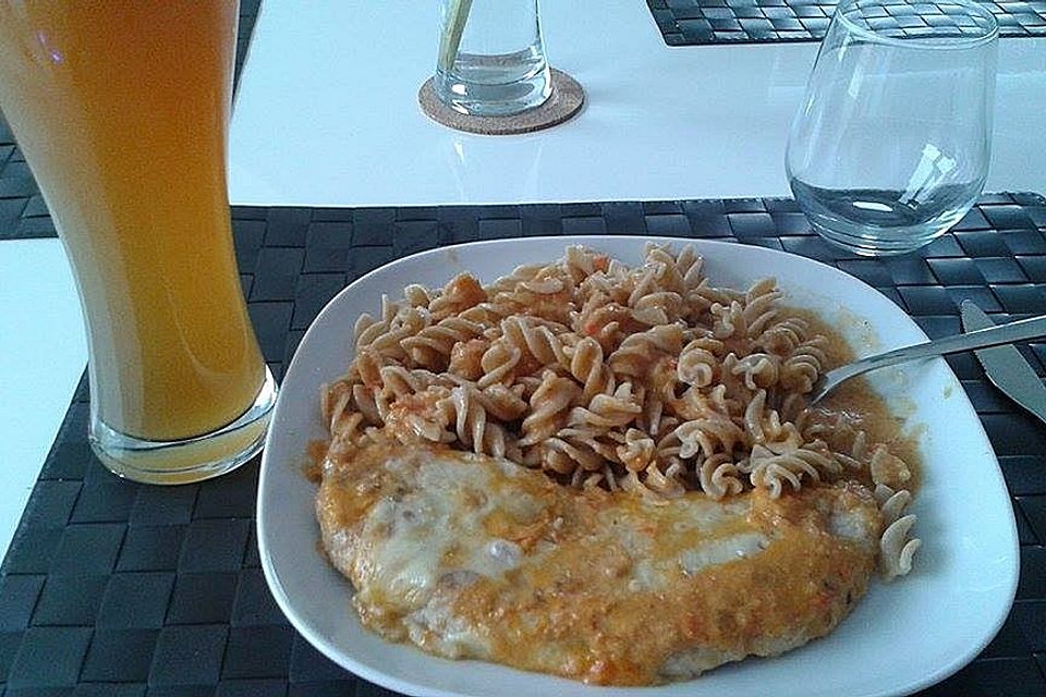 Käseschnitzel in Paprika-Rahmsoße