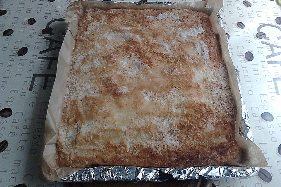 Saftiger Kokosblechkuchen mit Buttermilch