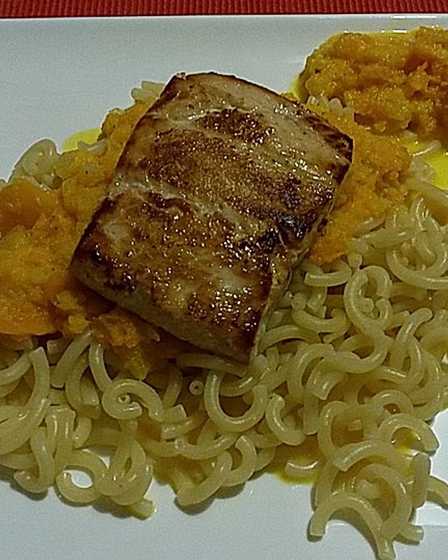 Gabelspaghetti mit Möhren-Orangen-Sauce und gebratenem Lachs