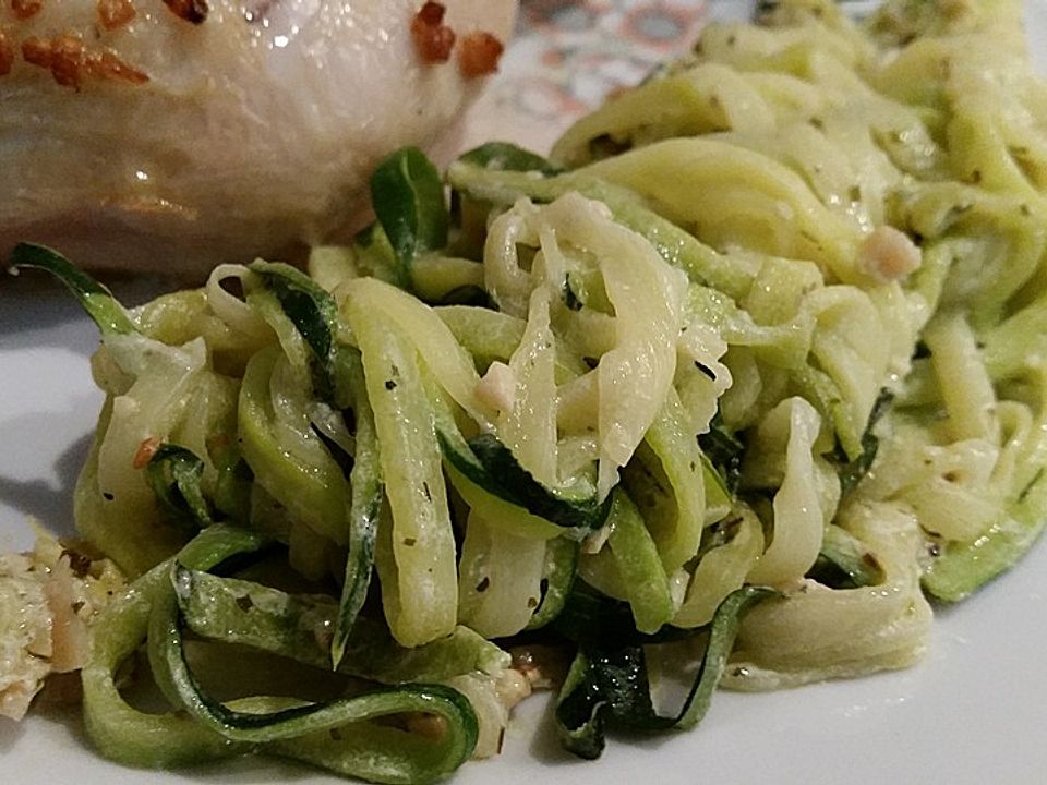 ZucchiniSpaghetti aglio olio von Veggiheike Chefkoch