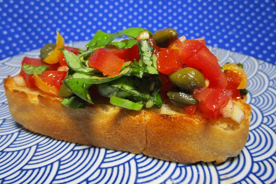 Bruschetta mit Tomaten und Kapern