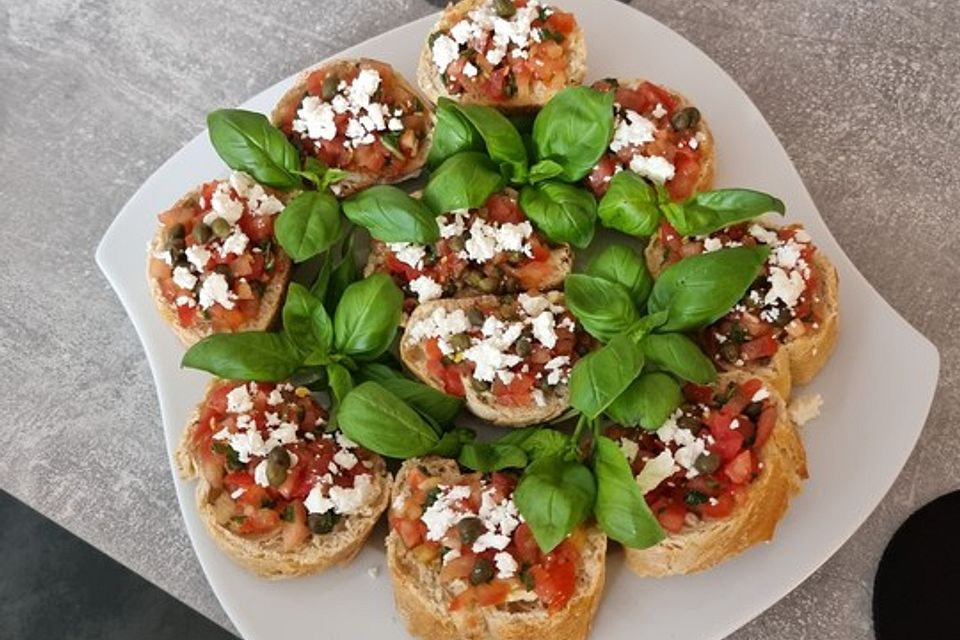 Bruschetta mit Tomaten und Kapern